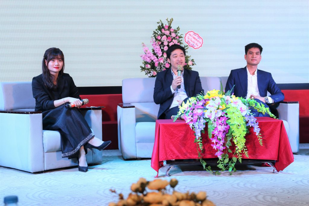 Các khách mời Đỗ Mạnh Hùng và Nguyễn Tiến Luật đã chia sẻ câu chuyện về quá trình tìm kiếm việc làm của mình.