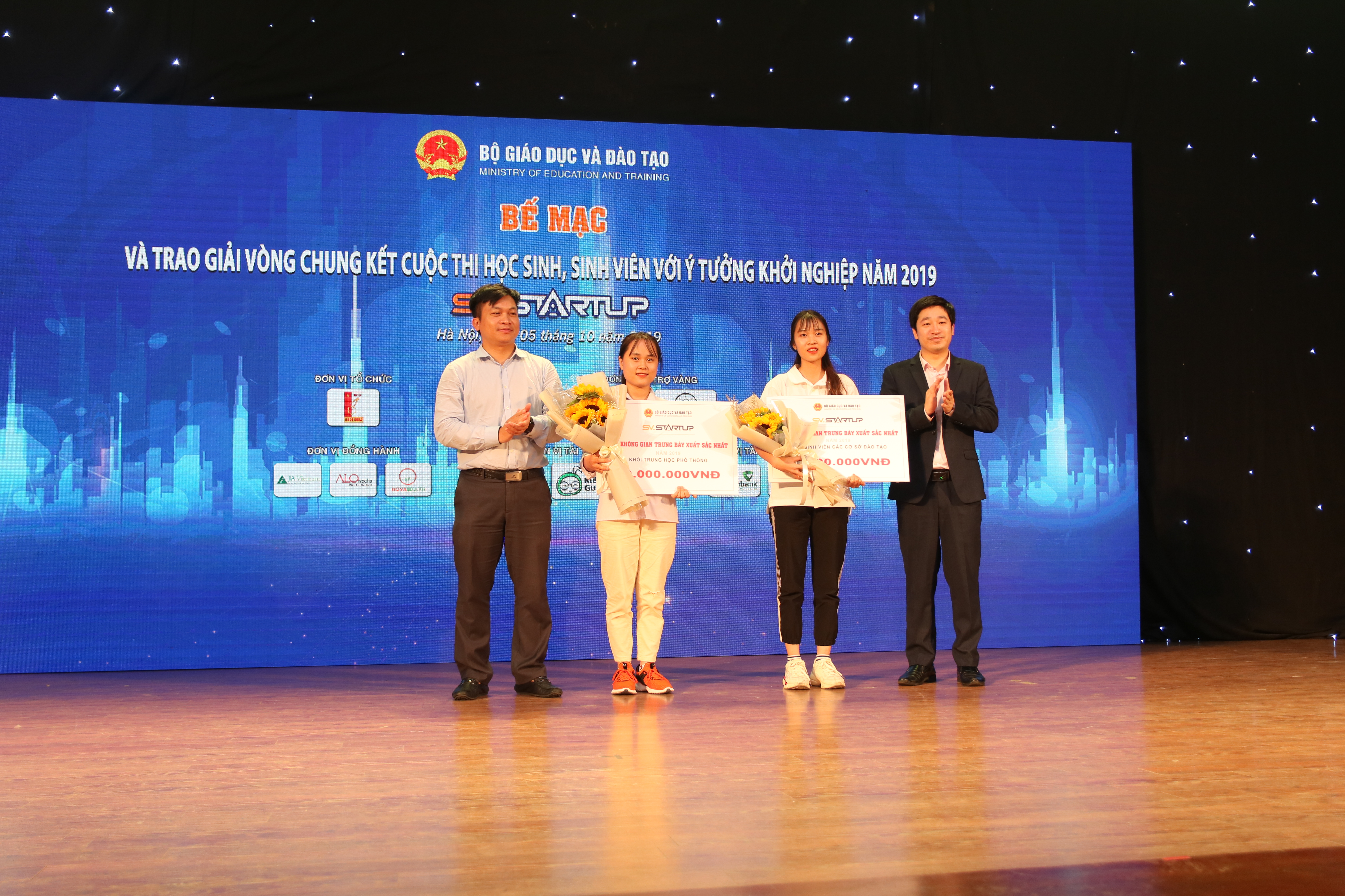 Ông Đỗ Mạnh Hùng trao giải 'Không gian trưng bày xuất sắc nhất' cho hai trường.