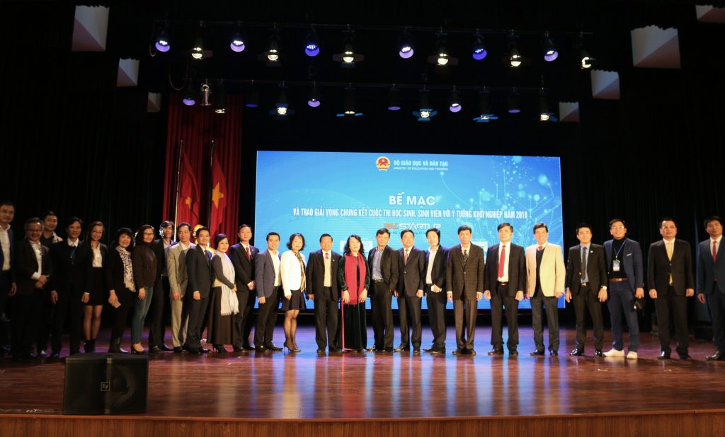 Thứ trưởng Bộ Giáo dục và Đào tạo Nguyễn Thị Nghĩa - trưởng ban tổ chức SV.Startup 2018 chụp ảnh lưu niệm cùng các nhà đồng hành, các nhà tài trợ. 