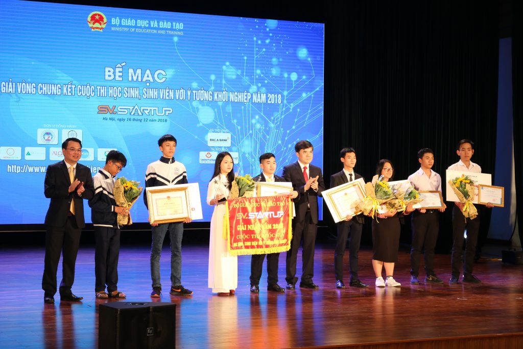 Đồng chí Bùi văn Linh – phó vụ trưởng Vụ Giáo dục chính trị và công tác học sinh sinh viên - trao giải nhất cho khối THPT.
