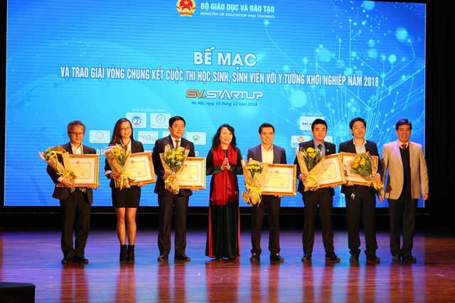 Thứ trưởng Bộ Giáo dục và Đào tạo Nguyễn Thị Nghĩa - trưởng ban tổ chức Ngày hội Khởi nghiệp quốc gia của HSSV 2018 trao bằng khen và hoa cho các đơn vị đồng hành.