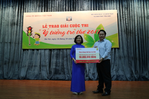 ban tổ chức trao giải thưởng cho trường tiểu học Nguyễn Siêu, Hà Nội.