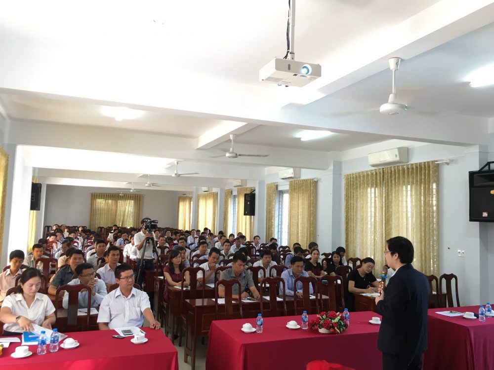 Chuyên gia - CEO Đỗ Mạnh Hùng chia sẻ về kỹ năng hỗ trợ khởi nghiệp cho HSSV với cán bộ giáo viên tỉnh Đắk Lắk.