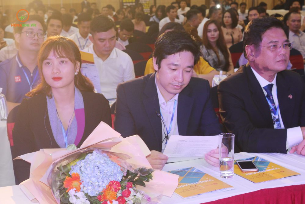 Ông Đỗ Mạnh Hùng (giữa) - Tổng giám đốc Novaedu - đơn vị đồng tổ chức sự kiện.