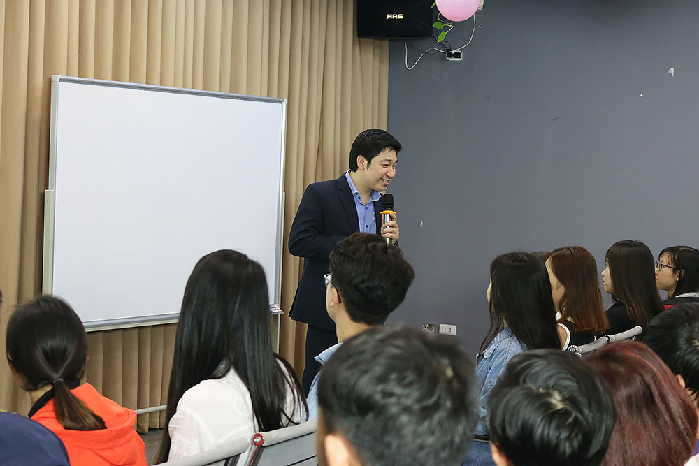 Diễn giả Đỗ Mạnh Hùng lắng nghe từ các bạn sinh viên