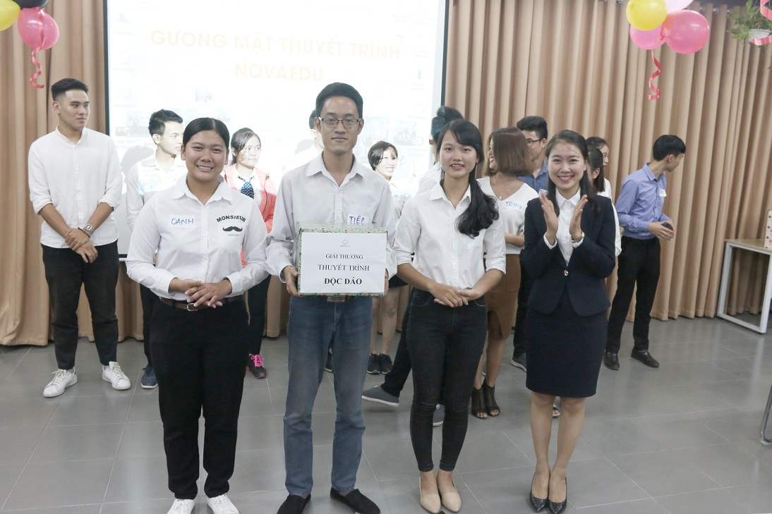 Giảng viên Thanh Hằng trao giải thưởng cho nhóm có phần thuyết trình độc đáo nhất.