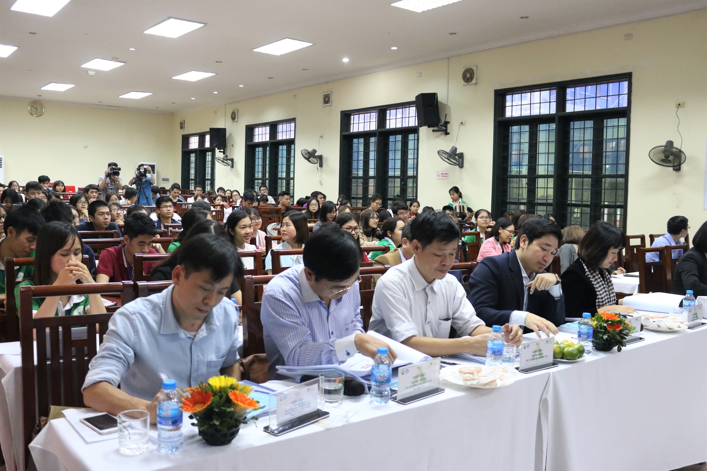 Gần 200 sinh viên trường Đại học Dược Hà Nội hào hứng quan tâm tới đêm chung kết Khởi nghiệp Dược.