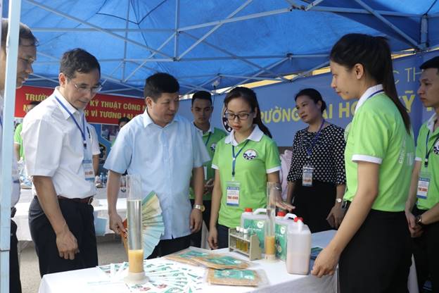 Các đại biểu tham quan sản phẩm Bùn hoạt tính hiếu khí Bio – Sludge của thầy cô và sinh viên khoa Xây dựng và Môi trường - Đại học Thái Nguyên