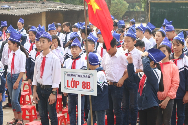 Rất đông các em học sinh trường THCS Đa Lộc lắng nghe buổi chia sẻ.